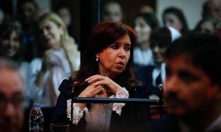 Cristina Fernández es acusada de irregularidades en la obra pública de Santa Cruz, junto a Lázaro Báez y Julio de Vido. Cristina Fernández es acusada de irregularidades en la obra pública de Santa Cruz, junto a Lázaro Báez y Julio de Vido.