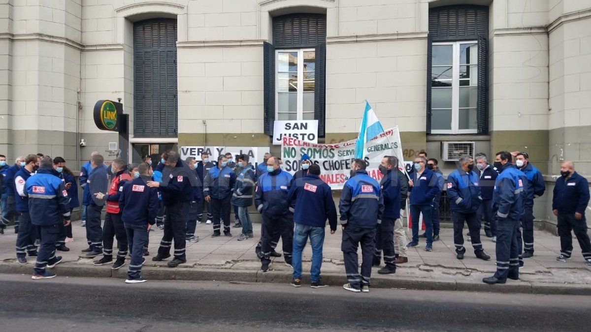 Los choferes del 107 se concentraro frente al ministerio de Salud y luego marcharon hasta Casa de Gobierno