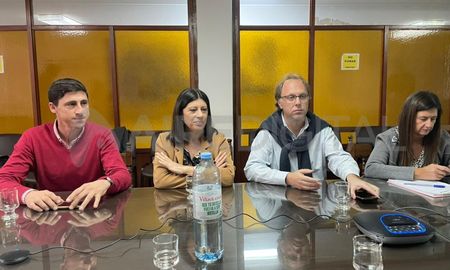 Clara García estuvo compañada por el concejal capitalino Garibaldi, y el exministro de Economía Gonzalo Saglione. Clara García estuvo compañada por el concejal capitalino Garibaldi, y el exministro de Economía Gonzalo Saglione.