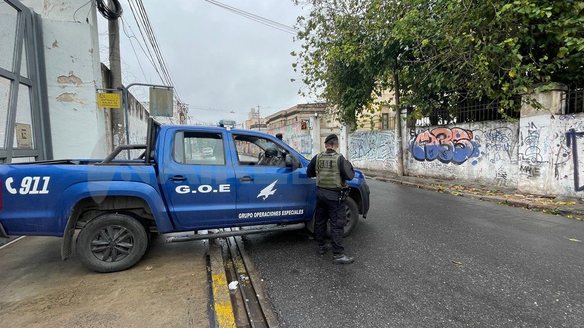 El GOE custodió el ingreso al Cullen por calle Salta.
