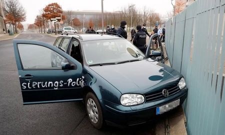 Un automóvil impactó contra el portón de entrada de la oficina de la canciller alemana Angela Merkel en la ciudad de Berlín Un automóvil impactó contra el portón de entrada de la oficina de la canciller alemana Angela Merkel en la ciudad de Berlín