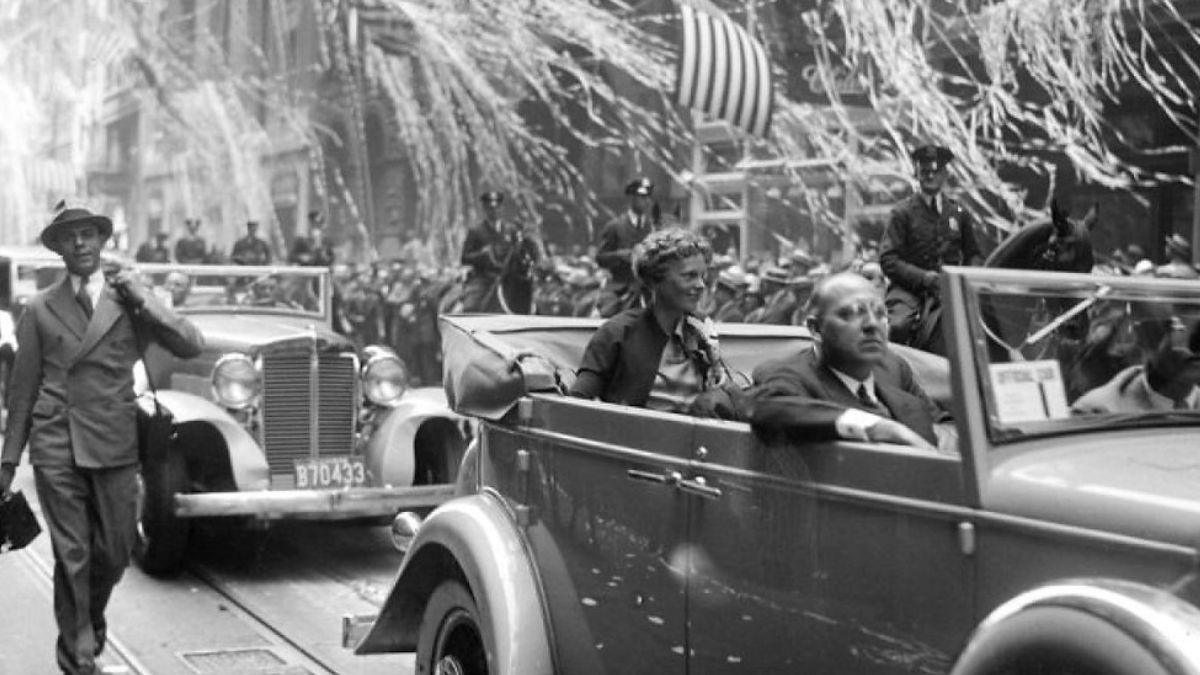 Amelia tuvo una enorme recepción en su país tras cruzar sola el Atlántico en 1932. El Congreso le otorgó la Cruz de Vuelo Distinguido, una condecoración militar otorgada por “heroísmo o logros extraordinarios durante la participación en un vuelo aéreo”, y fue la primera mujer en alcanzar tal honor. Amelia tuvo una enorme recepción en su país tras cruzar sola el Atlántico en 1932. El Congreso le otorgó la Cruz de Vuelo Distinguido, una condecoración militar otorgada por “heroísmo o logros extraordinarios durante la participación en un vuelo aéreo”, y fue la primera mujer en alcanzar tal honor.