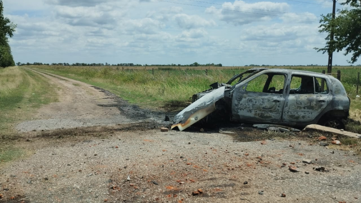 El vehículo se prendió fuego por completo y el conductor fue rescatado a tiempo por transeúntes de Esperanza y luego trasladado por Bomberos de Humboldt.