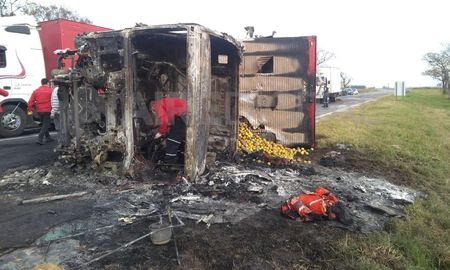 Volcó y se incendió un camión Volcó y se incendió un camión