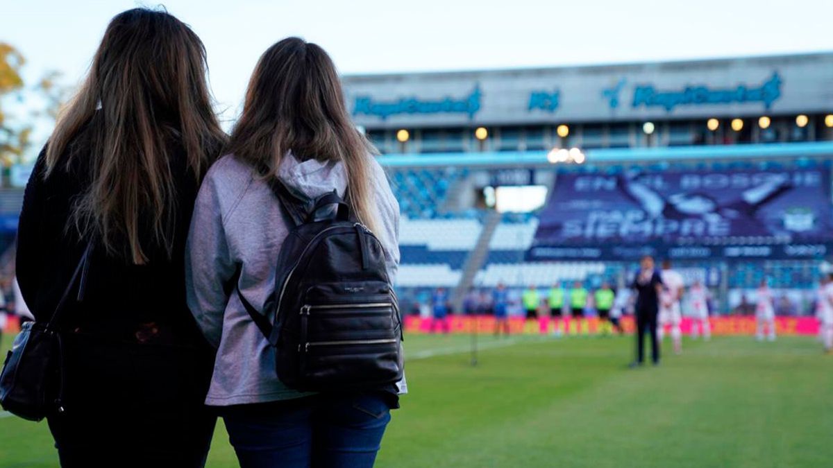 Dalma y Gianinna Maradona presentes en el homenaje que Gimnasia y Esgrima de La Plata le realizó a su padre en la previa al partido frente a Huracán por la Copa Diego Maradona.