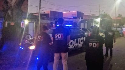 Rosario: un hombre fue detenido, rompió una ventanilla de un móvil para escapar y murió a causa de las heridas