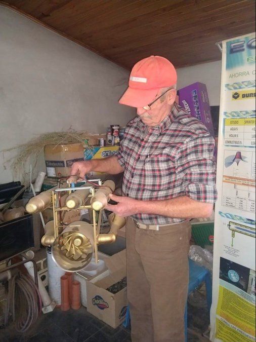 El invento consiste en una especie de cañón que en su interior contiene una lámpara especial que emite radiación ultravioleta de rango medio.