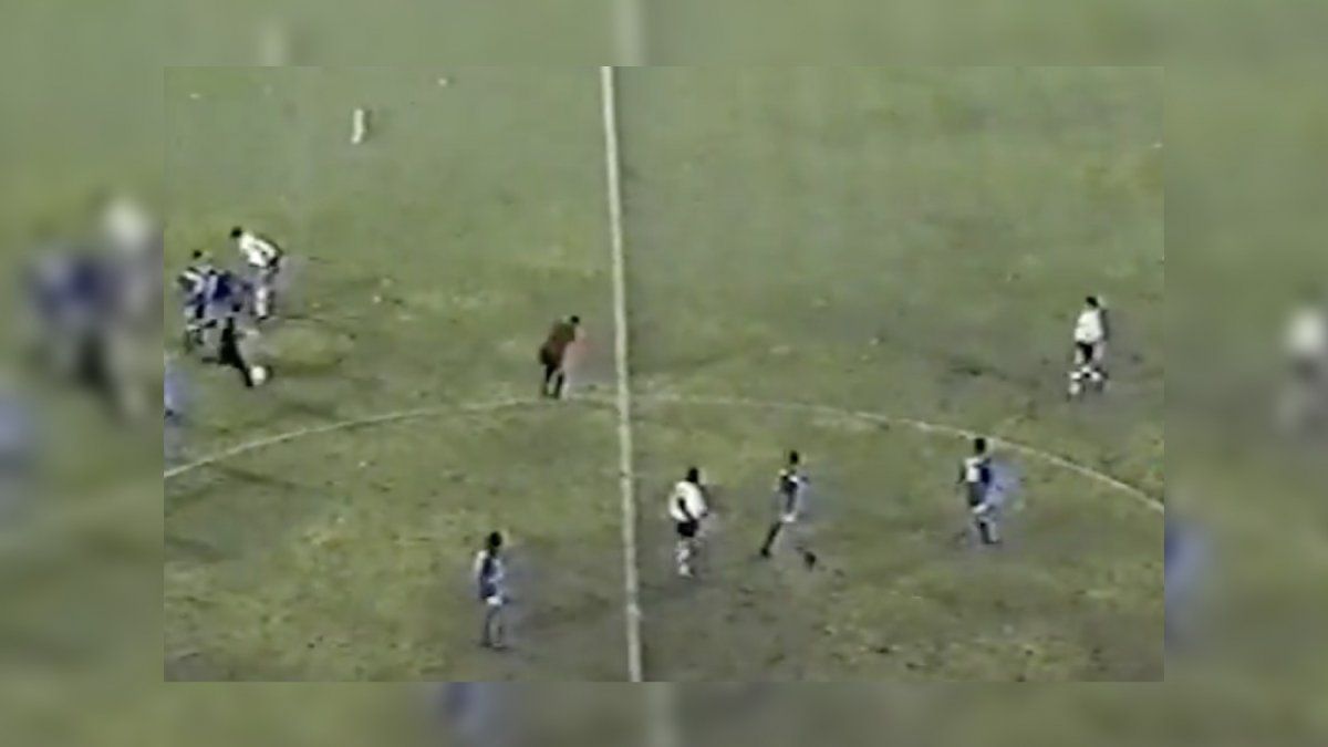 Chilavert recordaría de la jugada: “Cuando estaba cerca del balón, acelero el ritmo, se dan vuelta Bassedas y Pellegrino y me dicen: «¡Pará, pará!» Y yo les respondí: «¡Córranse!» Pasé por el medio y, cuando voy a impactar a la pelota, le dije al árbitro: «¡Agáchese o lo mato!». El tipo se agachó y se ve en las imágenes que la pelota le pasa muy cerca. Y la pelota vuela...”