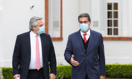 El presidente Alberto Fernández reafirmó este martes que la Argentina central, que tiene dos periferias, al norte y a sur del país, no se puede tolerar más, al encabezar la firma de convenios con el gobernador de Chaco, Jorge Capitanich. El presidente Alberto Fernández reafirmó este martes que la Argentina central, que tiene dos periferias, al norte y a sur del país, no se puede tolerar más, al encabezar la firma de convenios con el gobernador de Chaco, Jorge Capitanich.