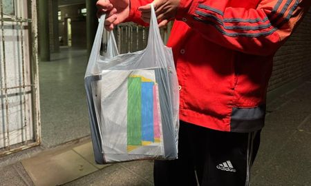 Los alumnos deben llevar los útiles escolares en una bolsa transparente. Los alumnos deben llevar los útiles escolares en una bolsa transparente.