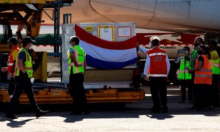 Paraguay tiene poco más de 7,3 millones de habitantes, de modo que el total de vacunados con dos dosis es de poco más de un tercio de la población. Paraguay tiene poco más de 7,3 millones de habitantes, de modo que el total de vacunados con dos dosis es de poco más de un tercio de la población.