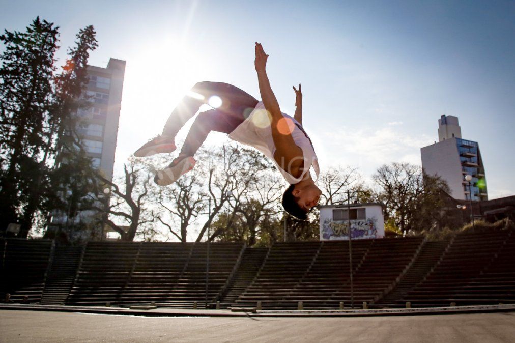 Desafiar la gravedad: qué es y en qué lugares se practica el parkour en Santa Fe