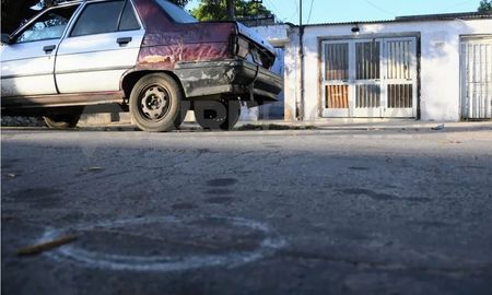 Todos los operativos estuvieron dirigidos al clan narco Saravia, que opera principalmente en Villa Banana, en la zona oeste de la ciudad, donde el pasado 9 de febrero tuvo lugar un triple crimen. Todos los operativos estuvieron dirigidos al clan narco Saravia, que opera principalmente en Villa Banana, en la zona oeste de la ciudad, donde el pasado 9 de febrero tuvo lugar un triple crimen.