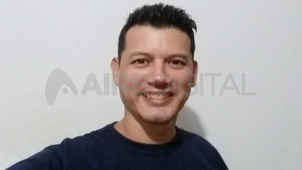 Ariel M. tiene 47 años y vive junto a su esposa Silvia de 41 en el barrio Policiales. Es el autor de Mi vida una programación&nbsp;