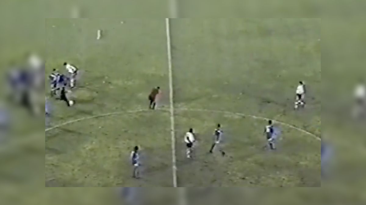 Chilavert recordaría de la jugada: “Cuando estaba cerca del balón, acelero el ritmo, se dan vuelta Bassedas y Pellegrino y me dicen: «¡Pará, pará!» Y yo les respondí: «¡Córranse!» Pasé por el medio y, cuando voy a impactar a la pelota, le dije al árbitro: «¡Agáchese o lo mato!». El tipo se agachó y se ve en las imágenes que la pelota le pasa muy cerca. Y la pelota vuela...” Chilavert recordaría de la jugada: “Cuando estaba cerca del balón, acelero el ritmo, se dan vuelta Bassedas y Pellegrino y me dicen: «¡Pará, pará!» Y yo les respondí: «¡Córranse!» Pasé por el medio y, cuando voy a impactar a la pelota, le dije al árbitro: «¡Agáchese o lo mato!». El tipo se agachó y se ve en las imágenes que la pelota le pasa muy cerca. Y la pelota vuela...”