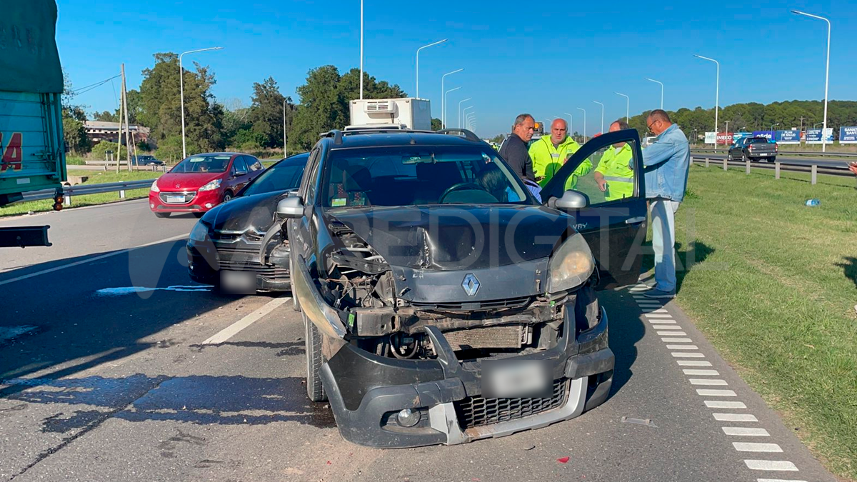 La reducción de calzada en el sector genera demoras en el tránsito mientras se trabaja en la remoción de los autos y la limpieza del lugar. La reducción de calzada en el sector genera demoras en el tránsito mientras se trabaja en la remoción de los autos y la limpieza del lugar.