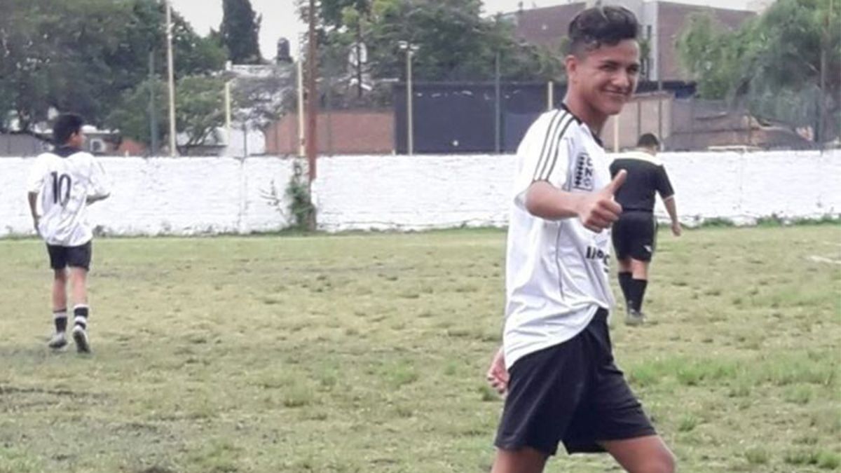 Tob&iacute;as jugaba al f&uacute;tbol en el Club Nacional