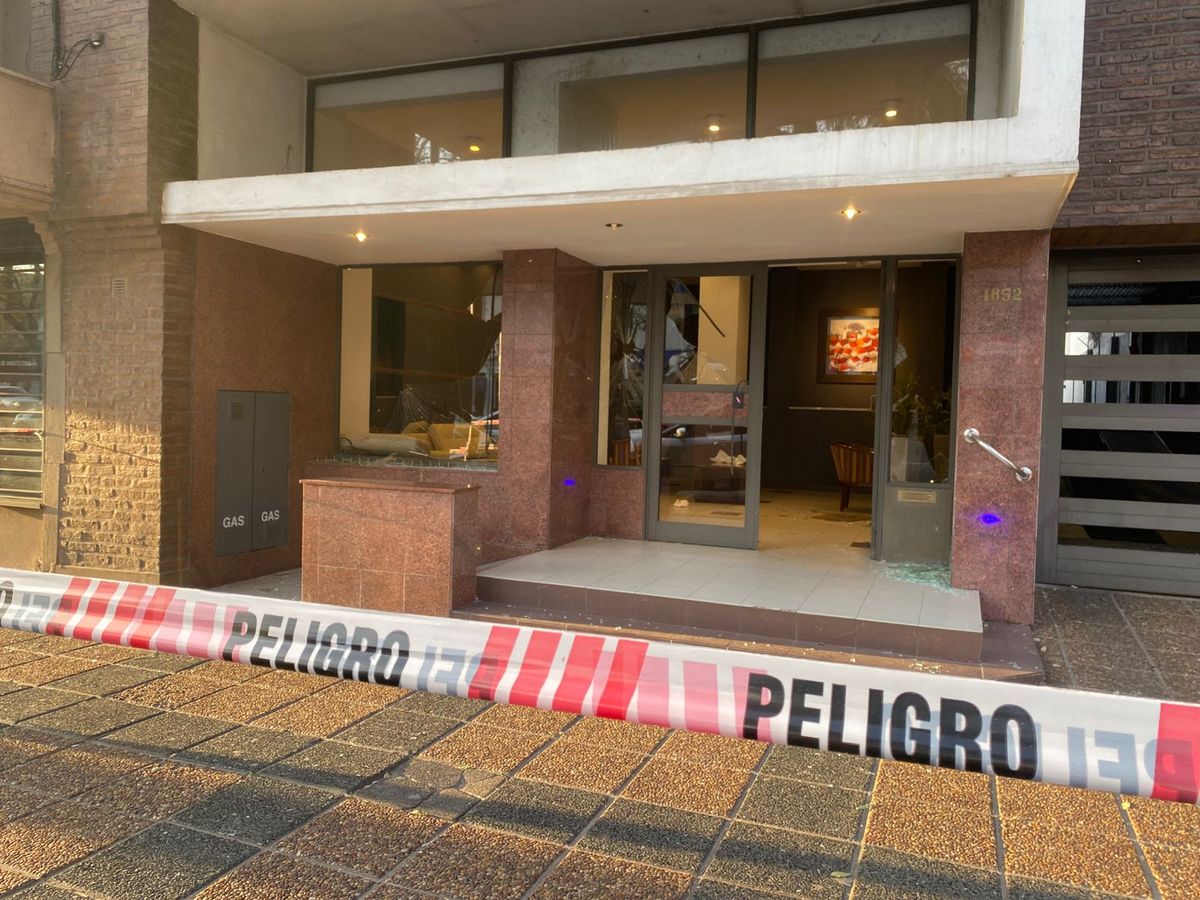 "Rompió todos los vidrios con la cabeza": el relato del encargado del edificio del violento incidente en Bulevar Gálvez