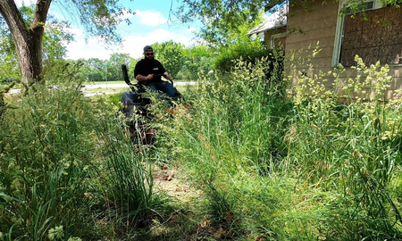 Fue a cortar el pasto a una casa, sintió un olor penetrante y llamó a la policía: Me iré de aquí Fue a cortar el pasto a una casa, sintió un olor penetrante y llamó a la policía: Me iré de aquí
