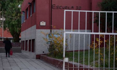 El portero fue separado de su cargo en la Escuela 32. El portero fue separado de su cargo en la Escuela 32.