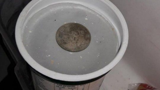 Viral: joven explicó por qué deberíamos guardar una moneda en el freezer.
