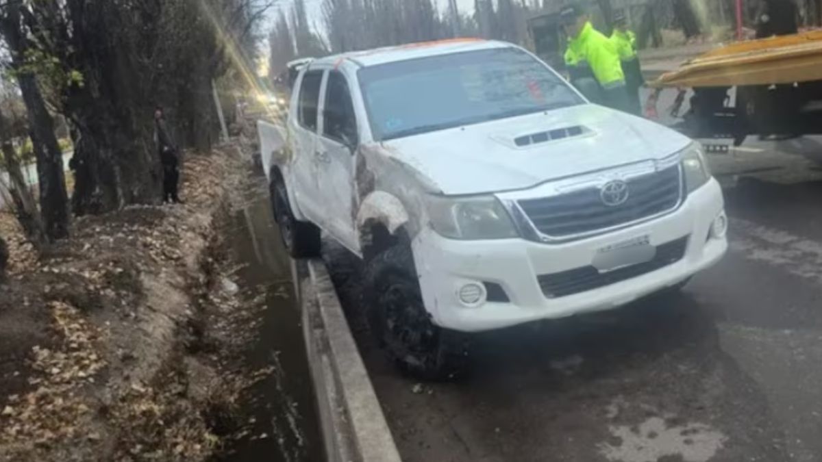La víctima fue hospitalizada tras el vuelco en Mendoza; el conductor estaba ebrio. La víctima fue hospitalizada tras el vuelco en Mendoza; el conductor estaba ebrio.