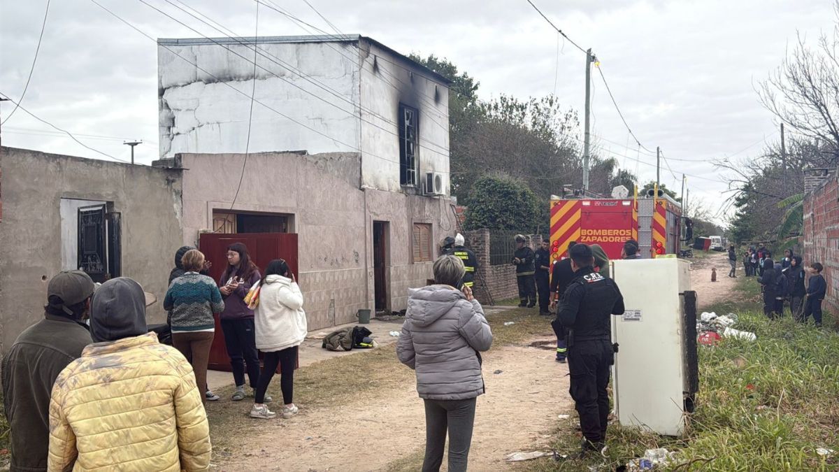 El incendio en barrio San Lorenzo provocó graves daños materiales en una habitación del segundo piso.