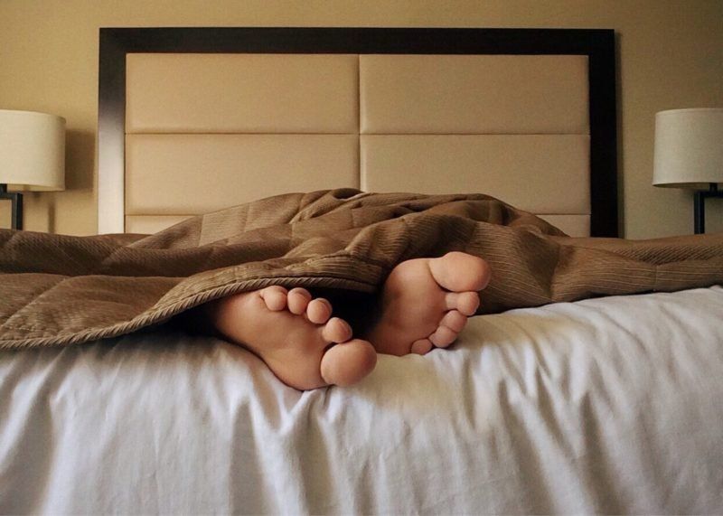 En promedio, una persona puede quemar entre 40 y 55 calorías por hora de sueño.
