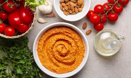 La salsa romesco es una salsa deliciosa y versátil que se puede disfrutar de muchas maneras diferentes. La salsa romesco es una salsa deliciosa y versátil que se puede disfrutar de muchas maneras diferentes.