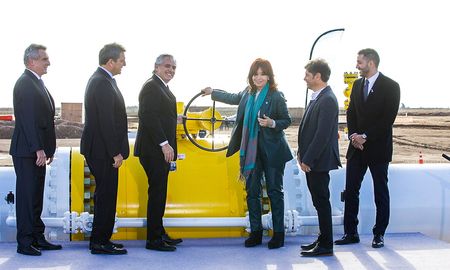 Cristina Kirchner y Alberto Fernández giraron juntos la válvula para abrir oficialmente el paso de gas. Cristina Kirchner y Alberto Fernández giraron juntos la válvula para abrir oficialmente el paso de gas.