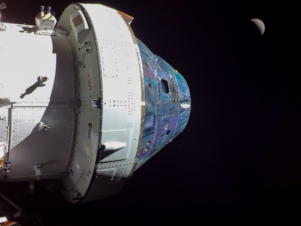 En el día de vuelo 8, la nave espacial Orión de la Nasa está a dos días de alcanzar su lejana órbita retrógrada. La Luna está a la vista cuando Orión se toma una selfie usando una cámara montada en uno de sus paneles solares.