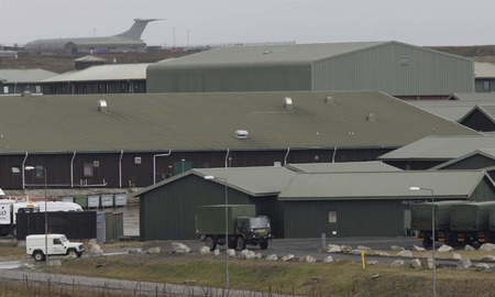 El comunicador registró las imágenes frente a las instalaciones británicas en las Islas Malvinas.