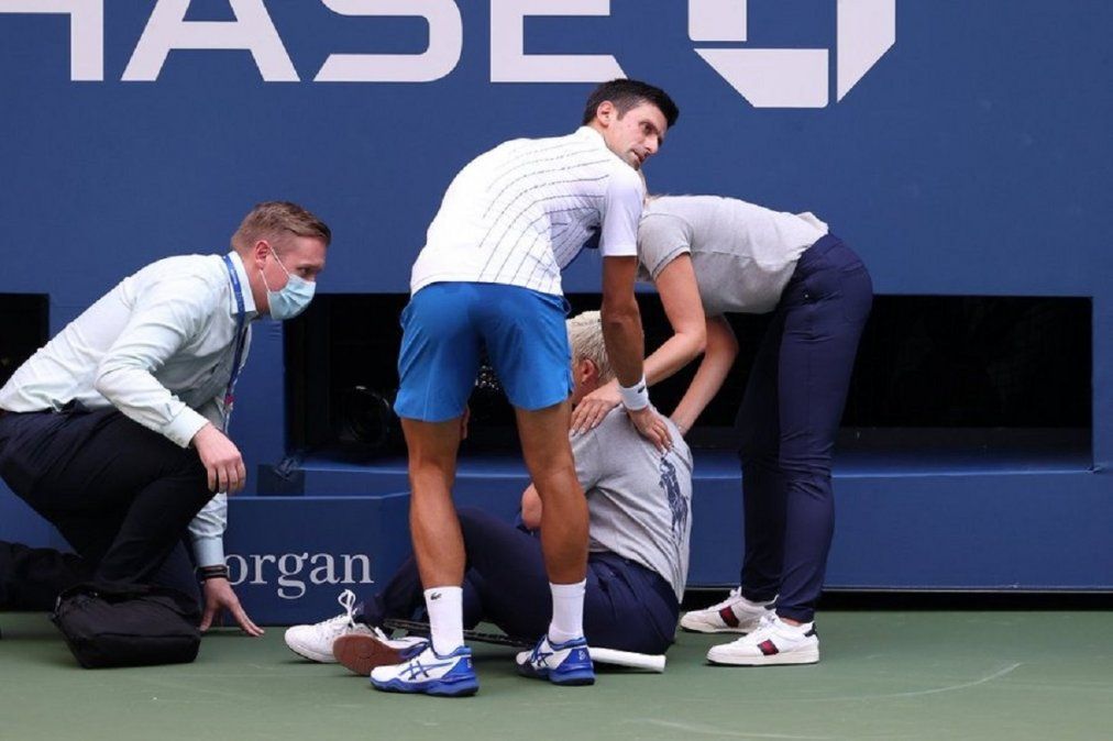 Djokovic perdía ante Carreño Busta y arrojó un pelotazo que impactó contra una jueza