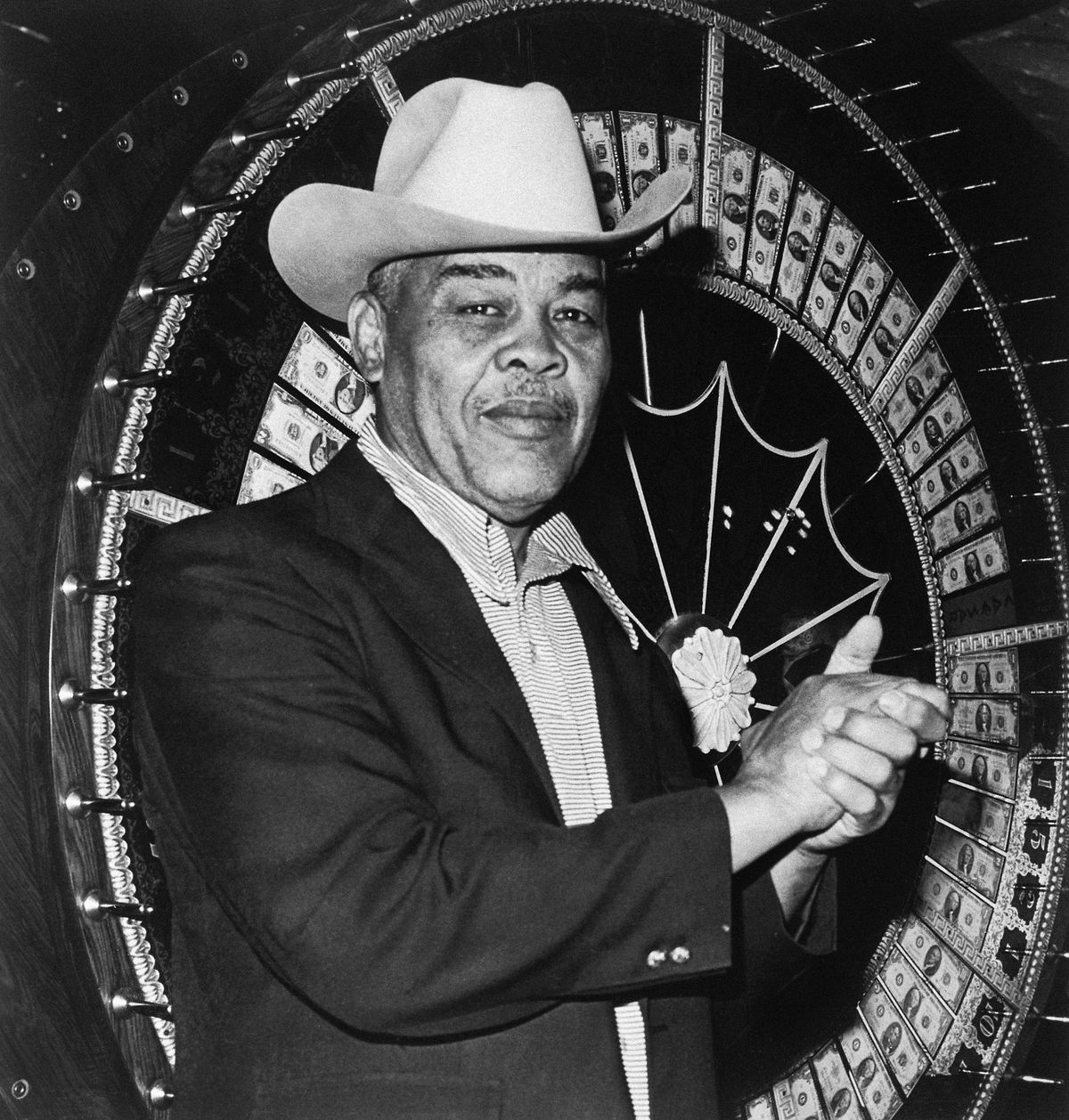 En 1967, Louis comenzó a trabajar en el Caesars Palace Hotel & Casino de Las Vegas, donde cobraba 50.000 dólares por año para saludar y fotografiarse con los clientes y visitantes. En 1969 sufrió problemas cardíacos y mentales y, un año después, lo internaron en un psiquiátrico de Denver. Ya en 1977, sufrió una apoplejía y quedó postrado en una silla de ruedas. En 1967, Louis comenzó a trabajar en el Caesars Palace Hotel & Casino de Las Vegas, donde cobraba 50.000 dólares por año para saludar y fotografiarse con los clientes y visitantes. En 1969 sufrió problemas cardíacos y mentales y, un año después, lo internaron en un psiquiátrico de Denver. Ya en 1977, sufrió una apoplejía y quedó postrado en una silla de ruedas.