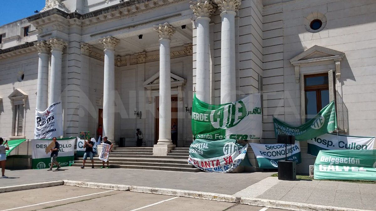 ATE reclamó en la Legislatura el pase a planta de trabajadores contratados.