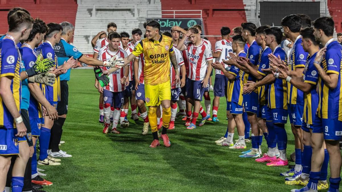 Los jugadores de Unión festejan el título de la Copa Santa Fe 2025 tras vencer a Centenario en la definición por penales. Los jugadores de Unión festejan el título de la Copa Santa Fe 2025 tras vencer a Centenario en la definición por penales.
