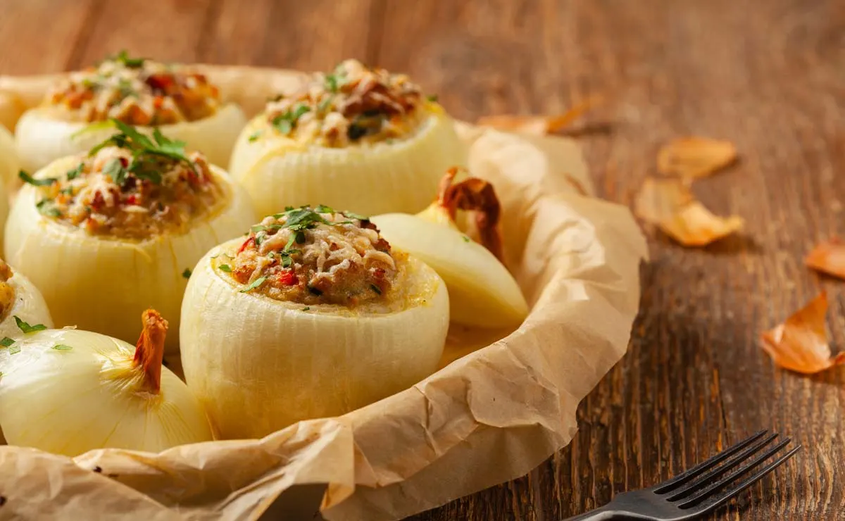 Las cebollas rellenas son deliciosas y fáciles de hacer en casa, con ingredientes sencillos y económicos. Las cebollas rellenas son deliciosas y fáciles de hacer en casa, con ingredientes sencillos y económicos.