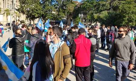 Decenas de propietarios y deportistas se reunieron en la Plaza 25 de Mayo para pedir por la apertura de sus rubros. Decenas de propietarios y deportistas se reunieron en la Plaza 25 de Mayo para pedir por la apertura de sus rubros.