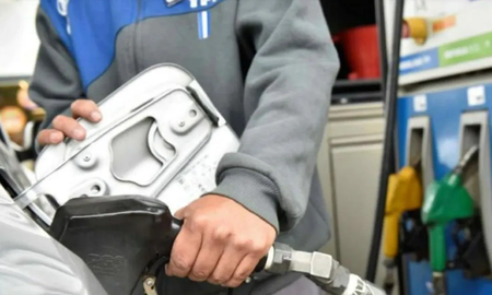 Si se aplica el 3,8% de aumento, el litro de nafta súper en las estaciones de servicio YPF será de $196,59. Si se aplica el 3,8% de aumento, el litro de nafta súper en las estaciones de servicio YPF será de $196,59.