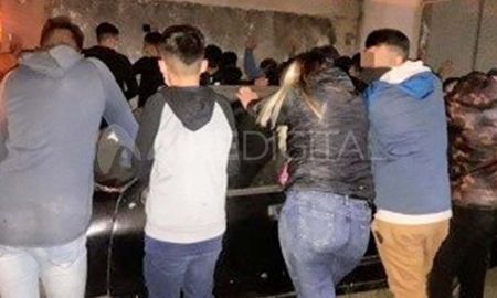 La Policía de Rosario desbarató este domingo a la madrugada una nueva fiesta clandestina en un pasillo de Italia al 5200. En el lugar había unas 60 personas, más de la mitad menores de edad. La Policía de Rosario desbarató este domingo a la madrugada una nueva fiesta clandestina en un pasillo de Italia al 5200. En el lugar había unas 60 personas, más de la mitad menores de edad.