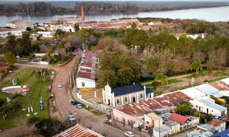 Las visitas guiadas por las ruinas de La Fábrica permiten comprender el impacto global de este polo productivo, que llegó a emplear a miles de personas y definió la identidad económica de la provincia de Entre Ríos. Las visitas guiadas por las ruinas de La Fábrica permiten comprender el impacto global de este polo productivo, que llegó a emplear a miles de personas y definió la identidad económica de la provincia de Entre Ríos.