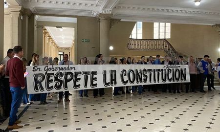 Este martes, a las 10, en los Tribunales de la ciudad de Santa Fe, los empleados del Poder Judicial de la provincia realizarán una asamblea para definir un nuevo paro. Este martes, a las 10, en los Tribunales de la ciudad de Santa Fe, los empleados del Poder Judicial de la provincia realizarán una asamblea para definir un nuevo paro.