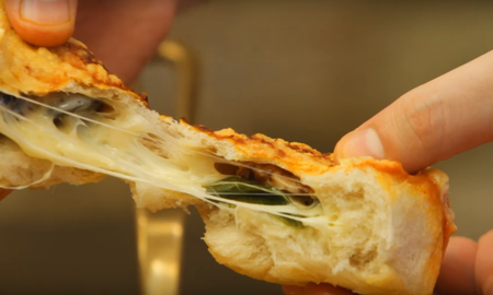 Pancitos caprese en casa: la receta fácil y riquísima. Pancitos caprese en casa: la receta fácil y riquísima.
