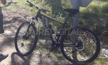El hombre circulaba a bordo de una bicicleta color negro. El hombre circulaba a bordo de una bicicleta color negro.
