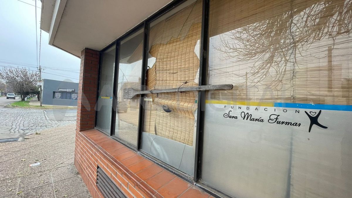 Con los elementos que encuentran, los vecinos tratan de bloquear las aberturas del inmueble para evitar el ingreso de los delincuentes.