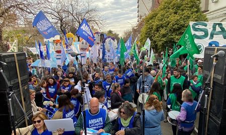 Los docentes de Amsafe y Sadop lanzaron un nuevo paro de actividades por 48 horas en toda la provincia de Santa Fe. Los docentes de Amsafe y Sadop lanzaron un nuevo paro de actividades por 48 horas en toda la provincia de Santa Fe.