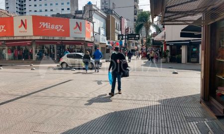 Los comercios de Santa Fe que no estén en el microcentro podrán atender en el horario establecido. Los comercios de Santa Fe que no estén en el microcentro podrán atender en el horario establecido.