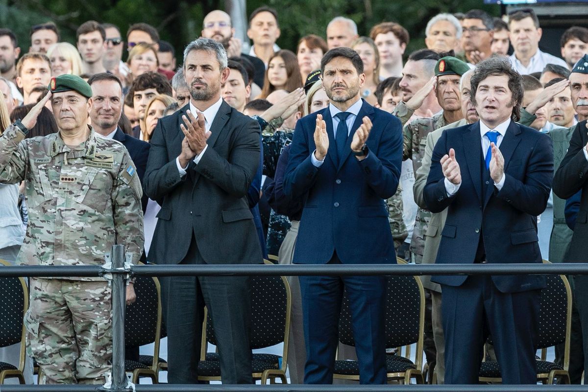 Maximiliano Pullaro junto a Javier Milei y Martín Menem en el acto central por el 213° aniversario del Combate de San Lorenzo.