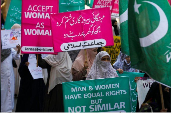 Mujeres manifetándose en Pakistán.
