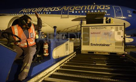 El domingo llegaron 384.000 vacunas chinas Sinopharm y este lunes arriban otras 371.200 dosis. El domingo llegaron 384.000 vacunas chinas Sinopharm y este lunes arriban otras 371.200 dosis.